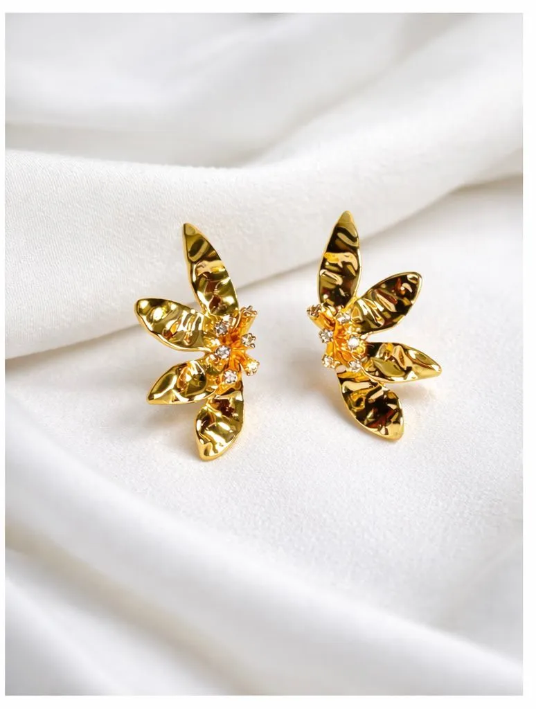 Brinco Folha com zircônia folheado a ouro 18k